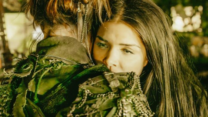 Hope pugnala Octavia Una scena dell'episodio finale