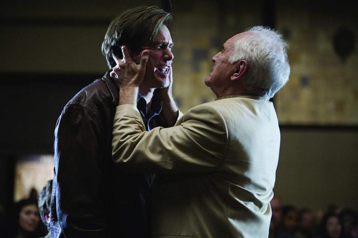 Una scena tratta da Yes Man Jim Carrey e Terence Stamp
