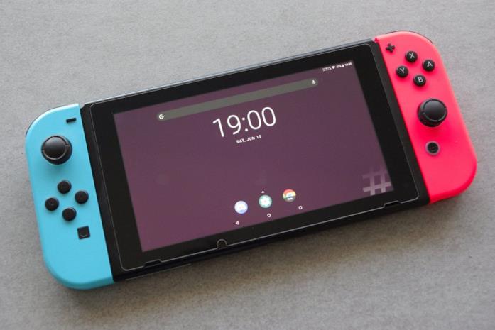 Nintendo Switch mentre fa girare Android