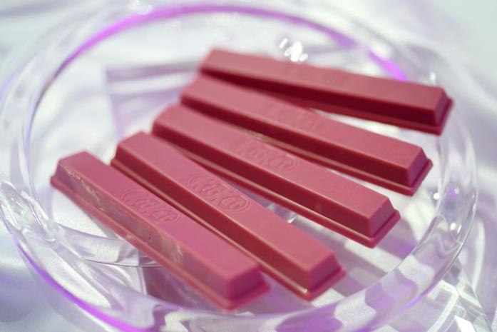 Kit Kat Chocolatory Sublime Ruby: primo piano di cinque barrette