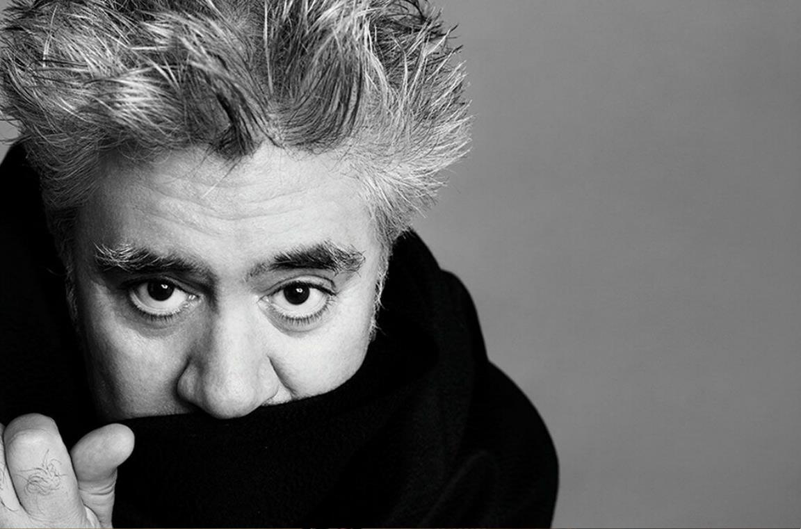 Un primo piano del regista Pedro Almodóvar