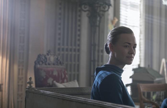 Yvonne Strahovski è Serena in The Handmaid's Tale Yvonne Strahovski in una scena di The Handmaid's Tale