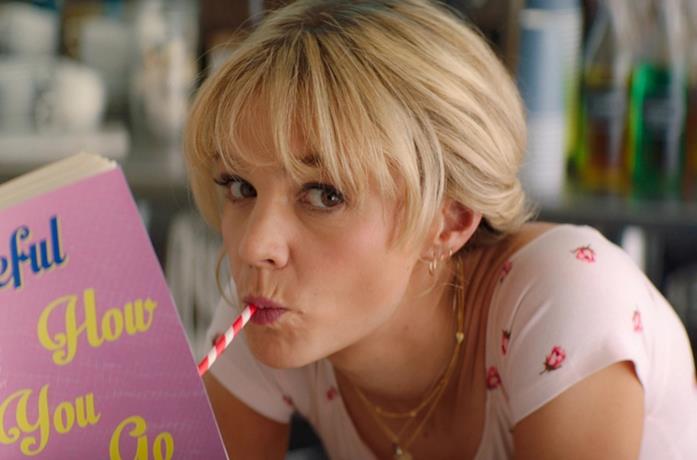 Carey Mulligan beve dalla cannuccia