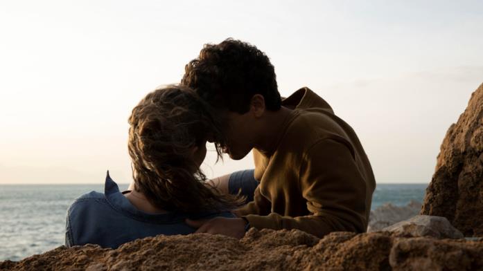 Una scena di Sulla stessa onda Elvira Camarrone e Christian Roberto di spalle