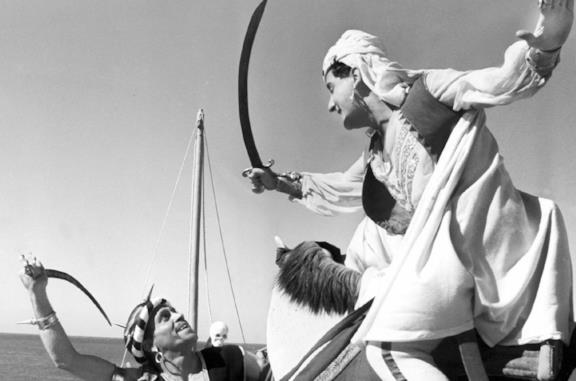 Alberto Sordi in una scena del film Lo sceicco bianco
