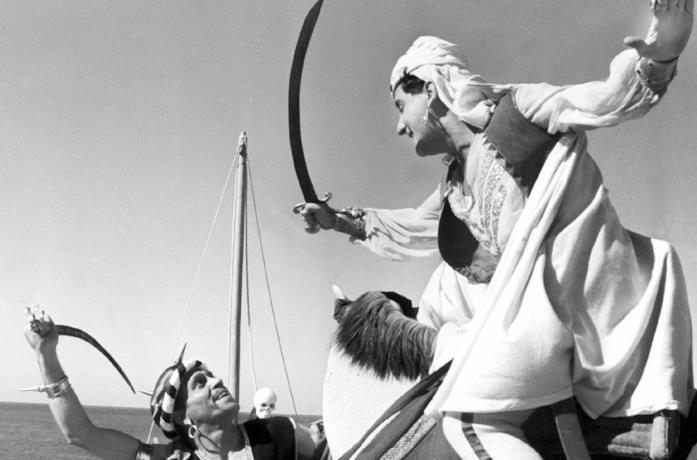 Alberto Sordi in una scena del film Lo sceicco bianco