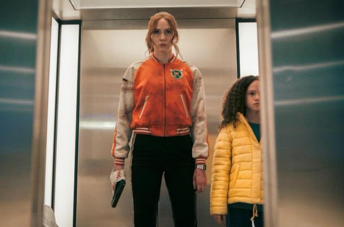 Karen Gillan e Chloe Coleman in una scena di Gunpowder Milkshake