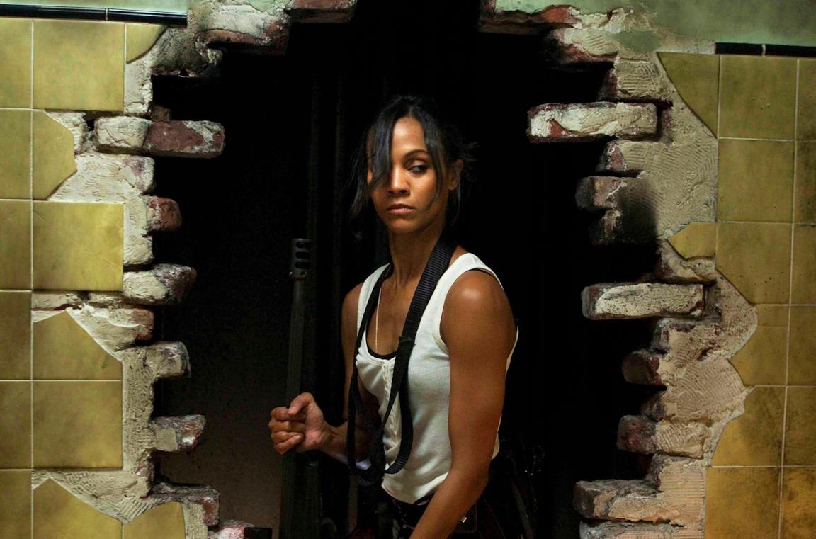 Zoe Saldana in una scena di Colombiana