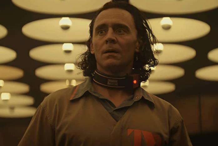 Loki con l'uniforme della TVA