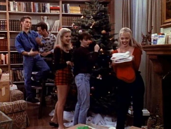 Brenda, Brandon, Dylan, Donna e Kelly in A Walsh Family Christmas Jason Priestley, Luke Perry, Tori Spelling, Shannen Doherty e Jennie Garth davanti l'albero di Natale