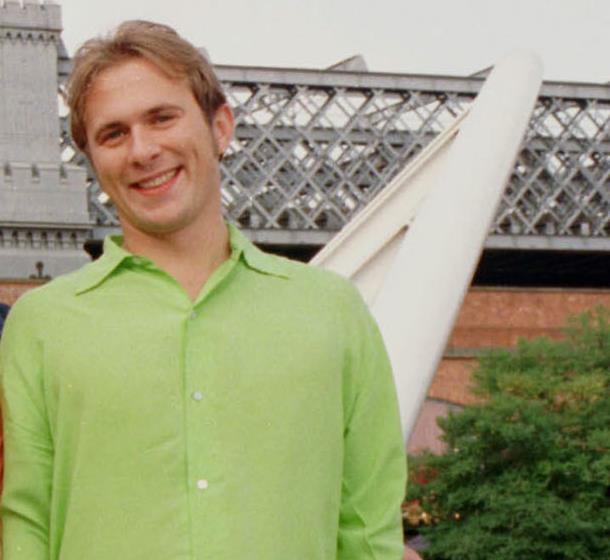 Jason Merrells in una scena di Queer as Folk UK Jason Merrells è Phil Delaney in Queer as Folk UK
