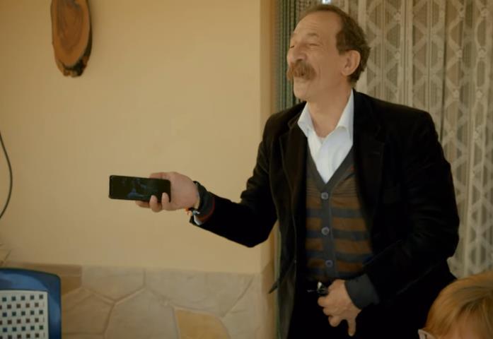 Netflix ricostruisce la storia di Pino Maniaci nella docu-serie Vendetta - Guerra nell'antimafia Pino Maniaci in una scena della docu-serie Netflix Vendetta - Guerra nell'antimafia