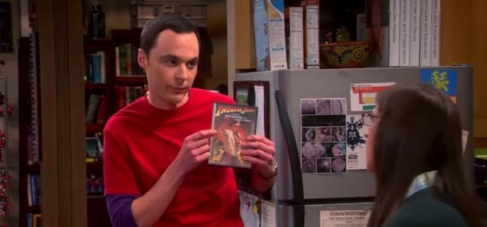 The Big Bang Theory stagione 7 episodio 4 Sheldon mostra il DVD de I predatori dell'Arca perduta a Amy