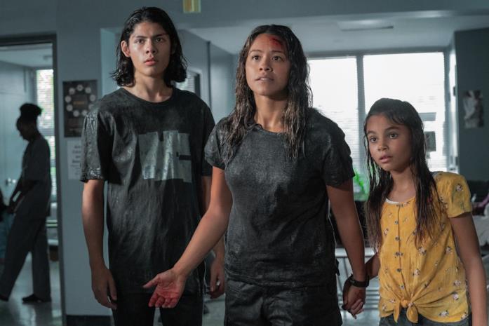 Una scena di Awake con Jill e i figli dopo l'incidente in auto