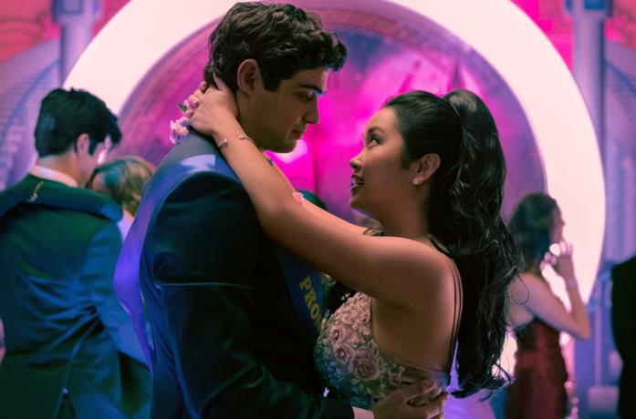 Lara Jean e Peter danzano insieme al ballo della scuola