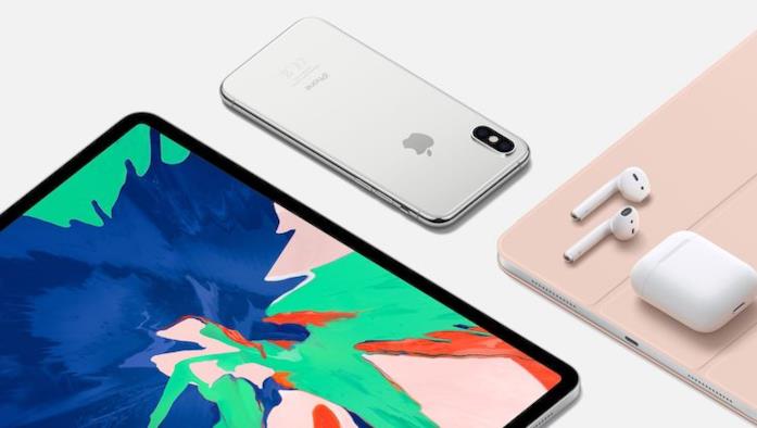 Immagine promozionale di Apple con iPhone, iPad Pro ed AirPods