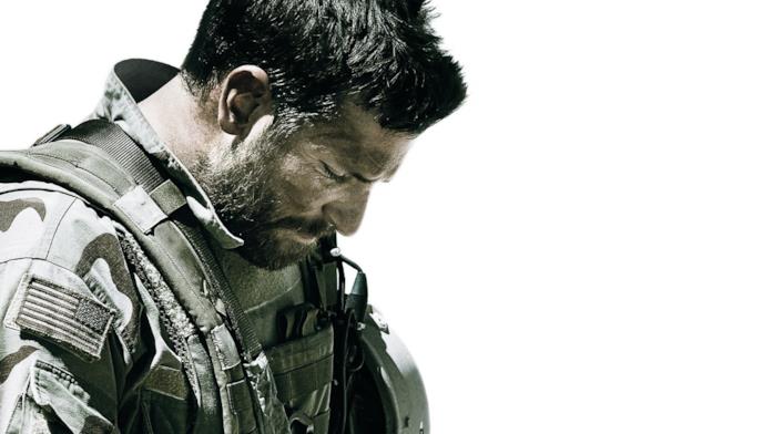 American Sniper tra i migliori film del 2015 Bradley Cooper nel poster di American Sniper