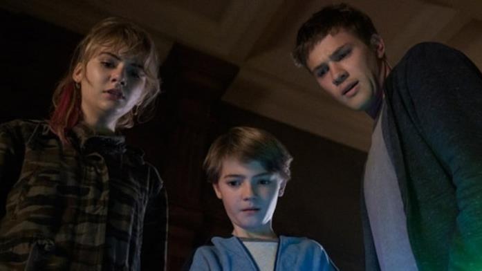 I tre fratelli Locke insieme Emilia Jones, Jackson Robert Scott e Connor Jessup visti dall'alto