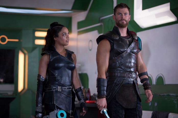 Thor e Valchiria in una scena da Thor: Ragnarok Chris Hemsworth e Tessa Thompson in Thor: Ragnarok