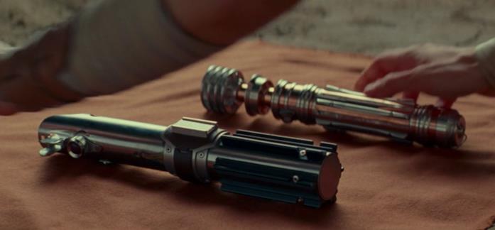Star Wars, le spade laser che sotterra Rey Le else delle due spade laser che ha Rey alla fine di Star Wars 9