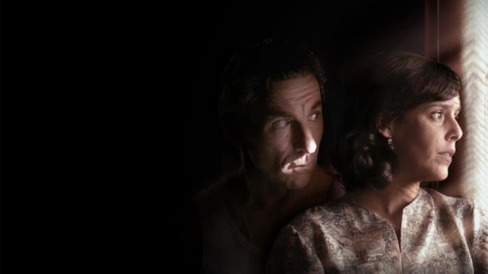Antonio de la Torre (Higinio) e Belén Cuesta (Rosa) nel film La trincea infinita Higinio e Rosa guardano fuori dalla finestra con preoccupazione