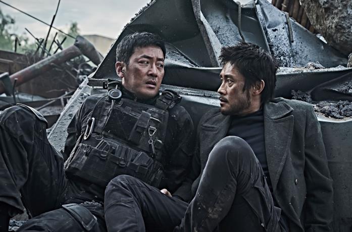 Lee Byung-Hun e Jung-woo Ha in una scena del film Ashfall
