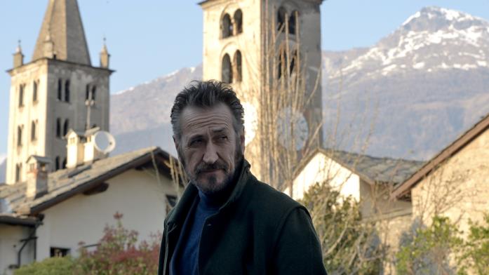 Schiavone ad Aosta Schiavone con sullo sfondo le montagne di Aosta