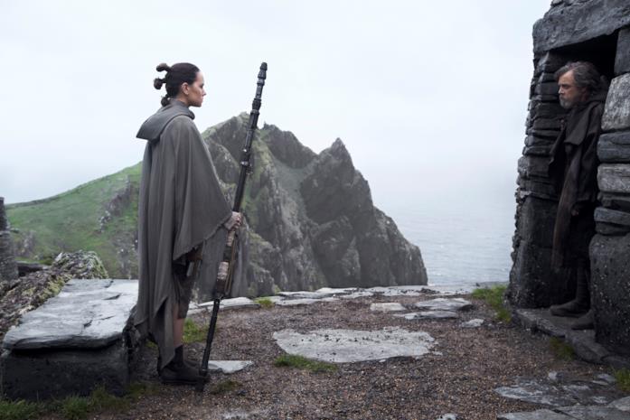 Ray e Luke ne Gli Ultimi Jedi Ray raggiunge l'isola dove si trova Luke Skywalker