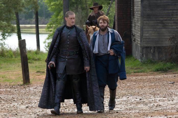 La Sentinella e Cotton Mather vagano per Salem Samuel Roukin e Seth Gabel interpretano la Sentinella e Cotton Mather