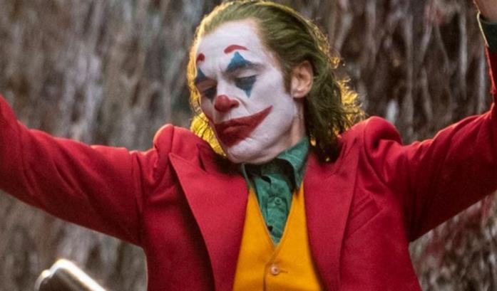 Una scena con Joker in primo piano