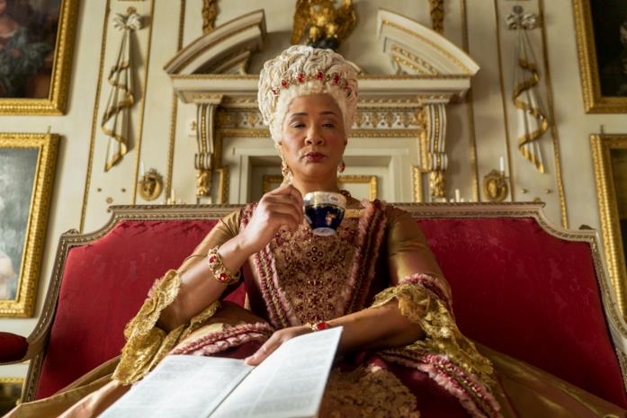 La regina Charlotte La regina Charlotte beve il té e legge gli ultimi pettegolezzi