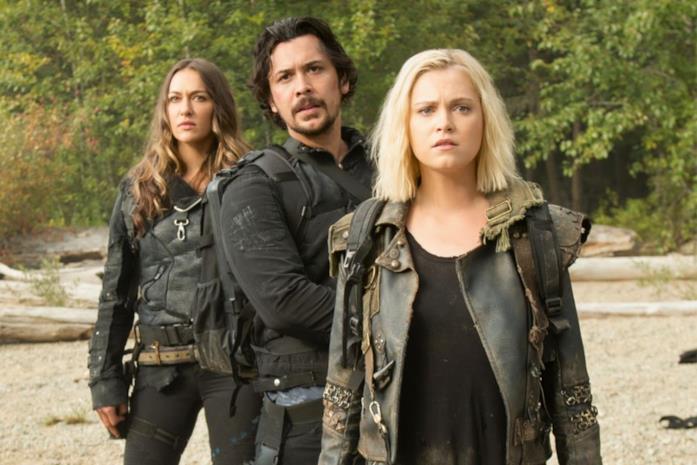 Clarke, Bellamy ed Echo in una scena di The 100 6 Una scena della sesta stagione di The 100 con alcuni protagonisti
