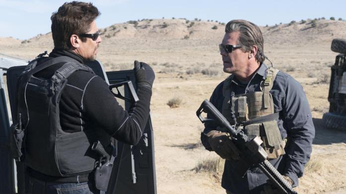 Soldado, il sequel di Sicario con Josh Brolin e Benicio del Toro Josh Brolin e Benicio del Toro in una scena di Soldado
