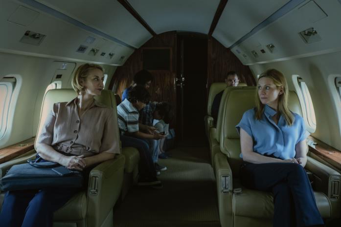 Helen e Wendy in una scena del finale di Ozark 3 Helen e Wendy in aereo in una scena dal finale di Ozark 3