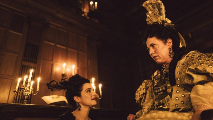 Rachel Weisz e Olivia Colman in La Favorita Sarah parla con la regina