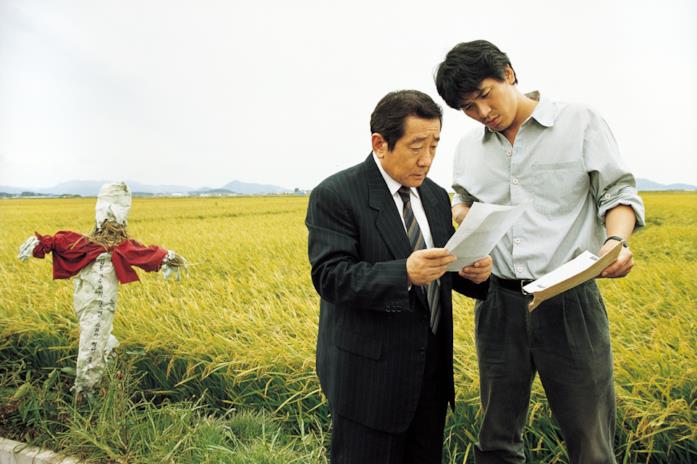 Memorie di un assassino: 10 cose da sapere sul film di Bong Joon-ho Byun Hee-bong e Kim Sang-Kyung in una scena del film Memorie di un assassino