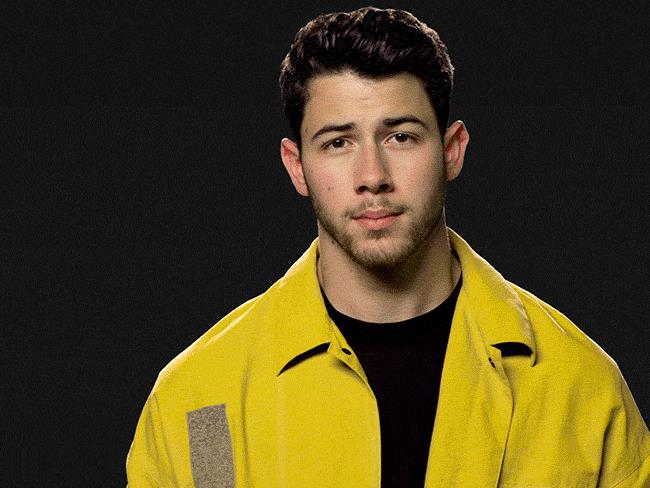GIF con Nick Jonas GIF con Nick Jonas che saluta
