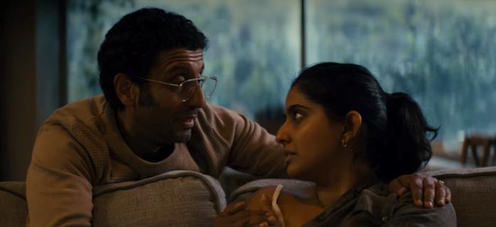 Sweet Tooth, la storia dei protagonisti Aditya e Rani discutono sul divano di casa