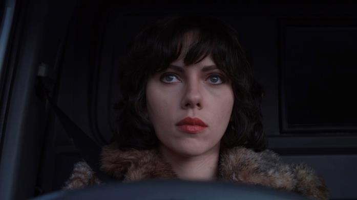Under the Skin: la serie tratta dal film con Scarlett Johansson Un primo piano di Scarlett Johansson bruna e seduta in auto in una scena di Under the Skin