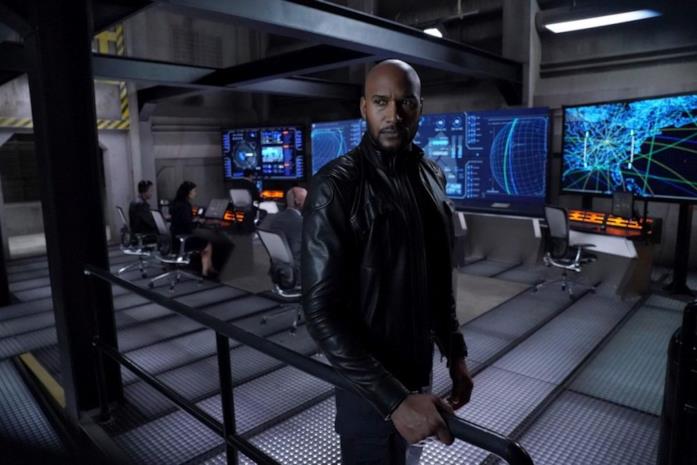 Prima immagine di Mack come nuovo direttore dello S.H.I.E.L.D. nella sesta stagione La prima immagine della sesta stagione di Agents of S.H.I.E.L.D. presenta il nuovo direttore Mack