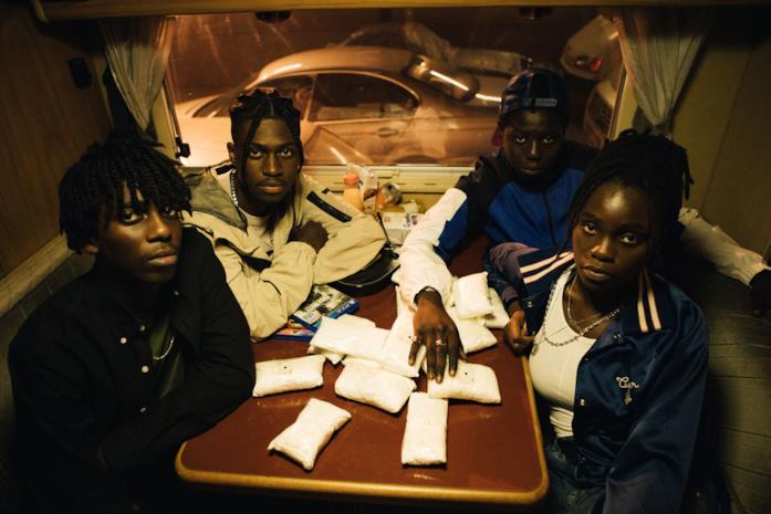Rapinatori: La serie, tutto quello che devi sapere sull'adrenalinico polar Netflix Bakary Diombera, Frank Onana, Aron e Tracy Gotoas in una scena di Rapinatori: La serie