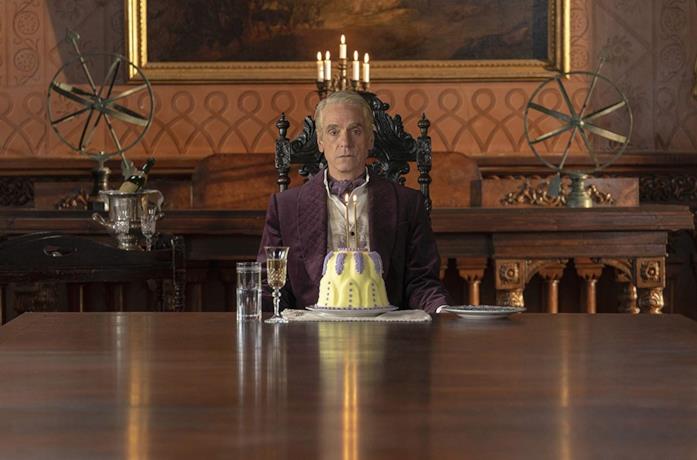 Jeremy Irons in una scena della serie TV Watchmen