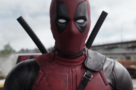 Deadpool si trova in una strada