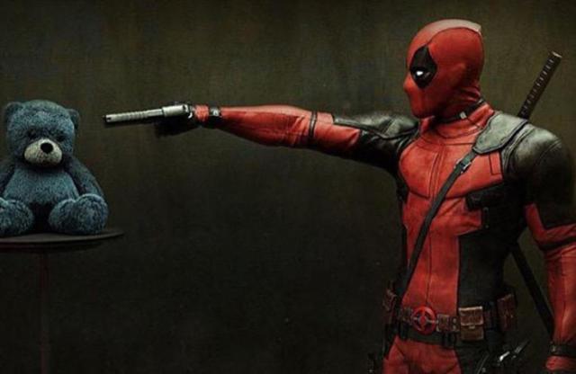 Deadpool ucciderà l'universo Marvel Fox? Deadpool punta la pistola contro un orsacchiotto