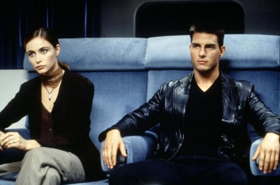 Tom Cruise ed Emmanuelle Béart in una scena di Mission: Impossible