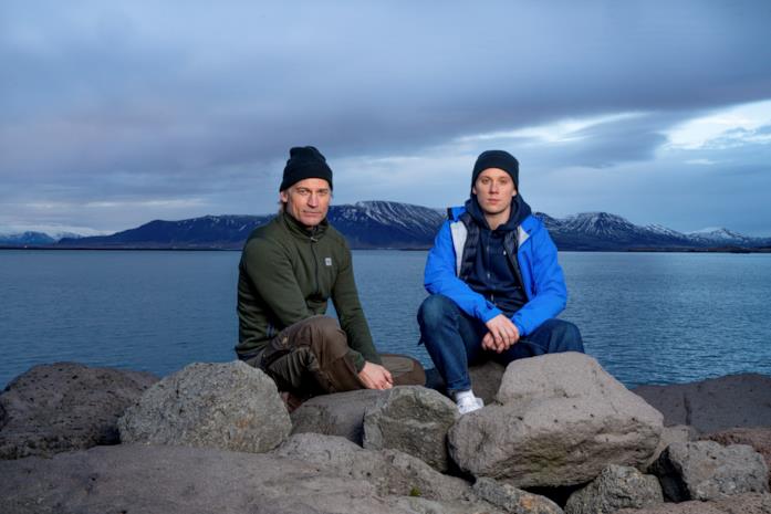 Nikolaj Coster-Waldau e Joe Cole seduti su alcune rocce