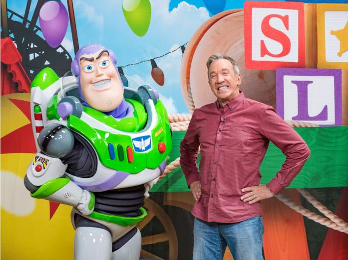L'attore Tim Allen Tim Allen in posa con il personaggio di Buzz Linghting che ha doppiato per la saga Disney-Pixar