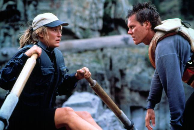 I protagonisti del film di Curtis Hanson Meryl Streep e Kevin Bacon sulle acque del Fiume della Paura