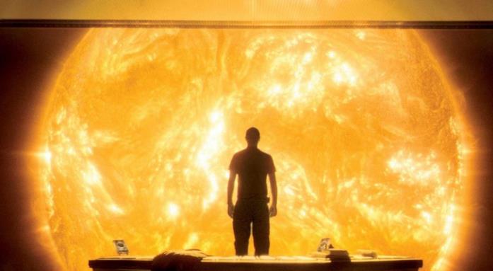 Uno dei protagonisti di Sunshine osserva il Sole Un membro dell'equipaggio della Icarus II