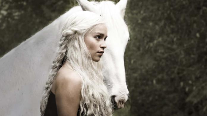 Game of Thrones 8: cosa simboleggia il cavallo bianco di Arya? Emilia Clarke in Game of Thrones 1x01